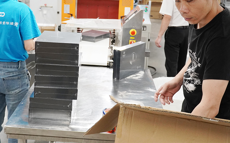 How do cosmetic OEM manuf